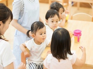 ＼保育士＊10時～13時など／子供を見守る保育補助＊小規模保育園など イメージ1