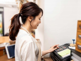 【銀座駅スグ】百貨店でのレジ専任スタッフ＊私服勤務／即日～＠1600+交全 イメージ1