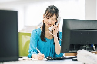 2026年4月or3月まで！学校制服の企業で電話対応／未経験OK！服装自由！ イメージ1