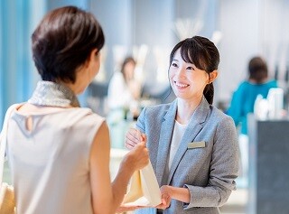 【羽田空港｜免税店】軽作業スタッフ（商品検品や品出しなど） イメージ1