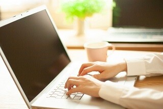 4月スタート＊キッティングの経験必須＊時給1500円＊大学内でのITサポート業務 イメージ1