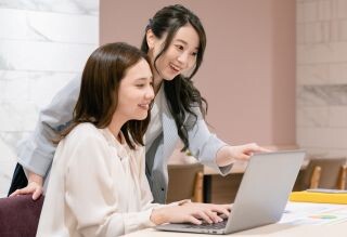 ＼大量募集で採用率UP✨／みーんな時給1600円✨髪ネイル自由なオフィスワーク イメージ1