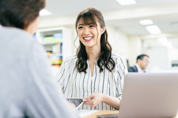 空港内のレア求人！入館カード発行受付／土日祝休＆残業ナシ17:15退社 イメージ1