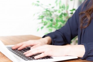 【難波駅すぐ】大手芸能事務所での経理サポート✨＜土日祝休＞ イメージ1