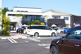 経験がなくてもOK▼車で通えます！住宅展示場での受付と接客業務 イメージ1