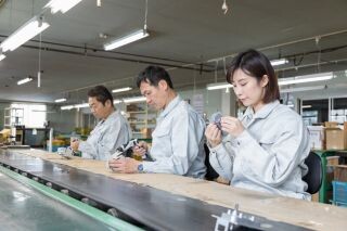 【本厚木駅】人気の座り作業＊未経験OK！部品の外観を目視で確認するお仕事 イメージ1