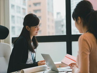 《週3×月半分休み✨》地域密着型の金融機関で窓口業務＊未経験OK！＠駅チカ1分 イメージ1