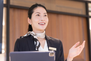 ＼急募／【日本橋高島屋】語学力を活かせる！免税カウンター受付・案内 イメージ1