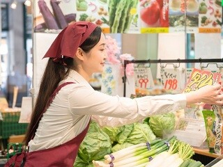 ＼ミドル・シニア活躍中！／週4～OK＊青果の品出し・カット＊ イメージ1