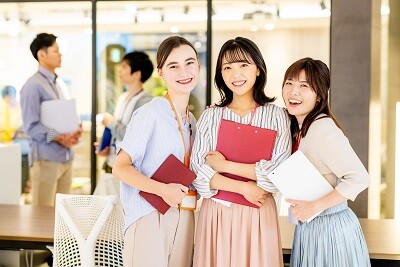 【渋谷】残業ナシ＆未経験♬時給1800円～！お菓子の会社で書類チェックなどの事務 イメージ1