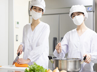 【ドムの派遣スタッフ2名活躍中！】未経験者も働きやすい環境＊お惣菜部門 イメージ1