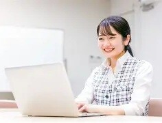 【未経験OK＊車通勤可＊無料P有】大学病院で外来受付＆お会計 イメージ1