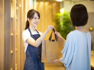 【新宿三丁目駅直結】週4～／豆菓子の販売＼残業一切ナシ！／ イメージ1