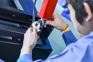 時給1500円＊3交代＊土日休み！自動車電装品の組立・検査 イメージ1