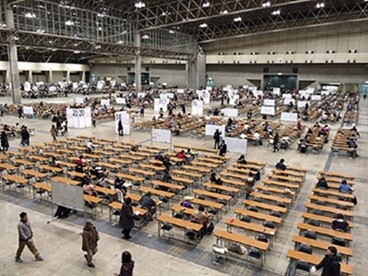 ＼タイパ抜群！簡単お仕事／試験会場の設営のお手伝い＊日払いOK＊日給1.6万円～ イメージ1