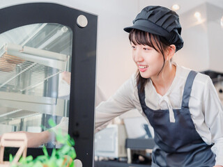 ＼ミドル活躍中！／人気スイーツの販売・レジ対応など＠新宿駅 イメージ1