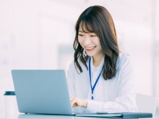 ＼渋谷駅直結！／新卒採用のサポート事務▼服装・髪色自由 イメージ1