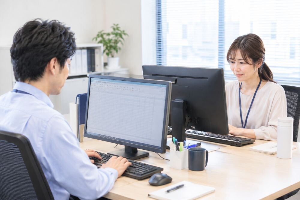 ｟＊未経験歓迎＊｠契約書の確認など事務サポート！少人数の部署！車通勤OK イメージ1