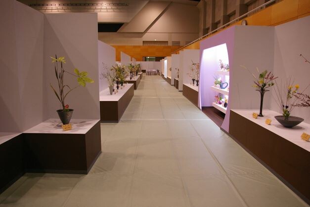 週1 Ok ワクチン接種会場で机などをならべる設営スタッフ エンバイト