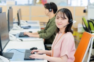 時給1,400円！コールセンター発信／土日祝休み！未経験＆週4～OK イメージ1